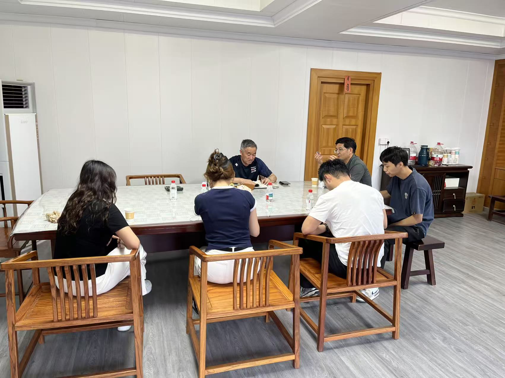 青岛大学师生来笛科隆毛纺参观学习